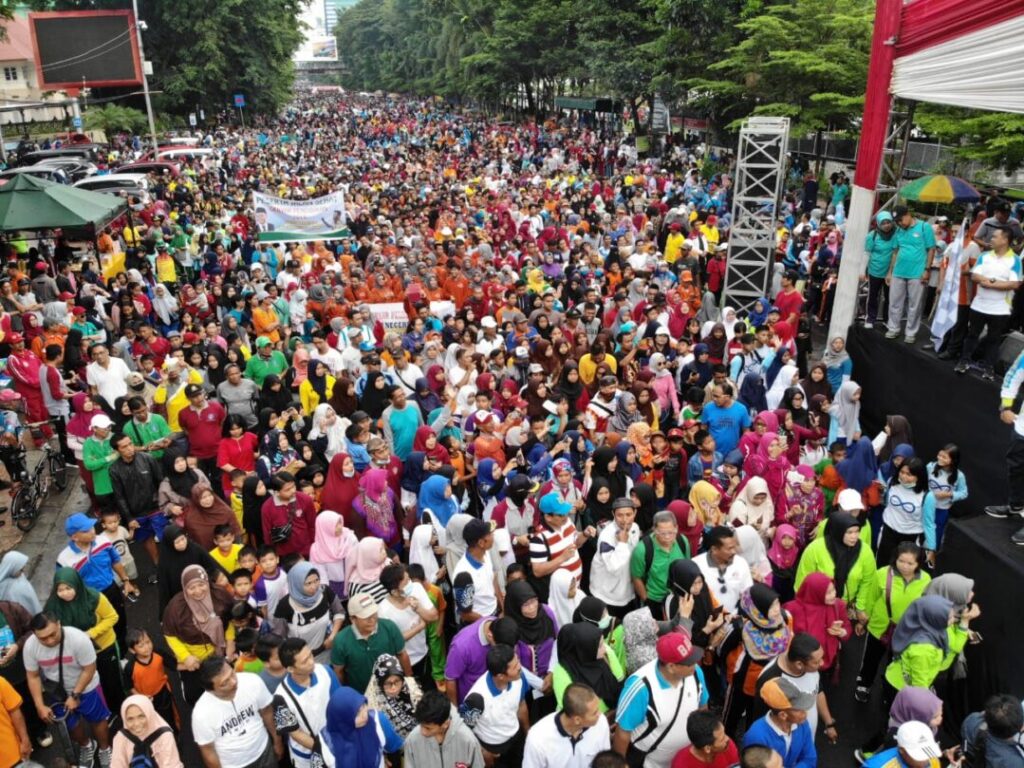 Mendikbud Puji Kadisdik Sulsel di Jalan Sehat Gebyar Pendidikan