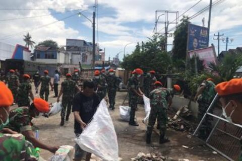 Wing II Paskhas Gelar Bakti Sosial Pembersihan Area Pasar Bulu-bulu