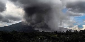 Gunung Sinabung Erupsi, Keluarkan Abu Hitam Pekat Setinggi 7 km
