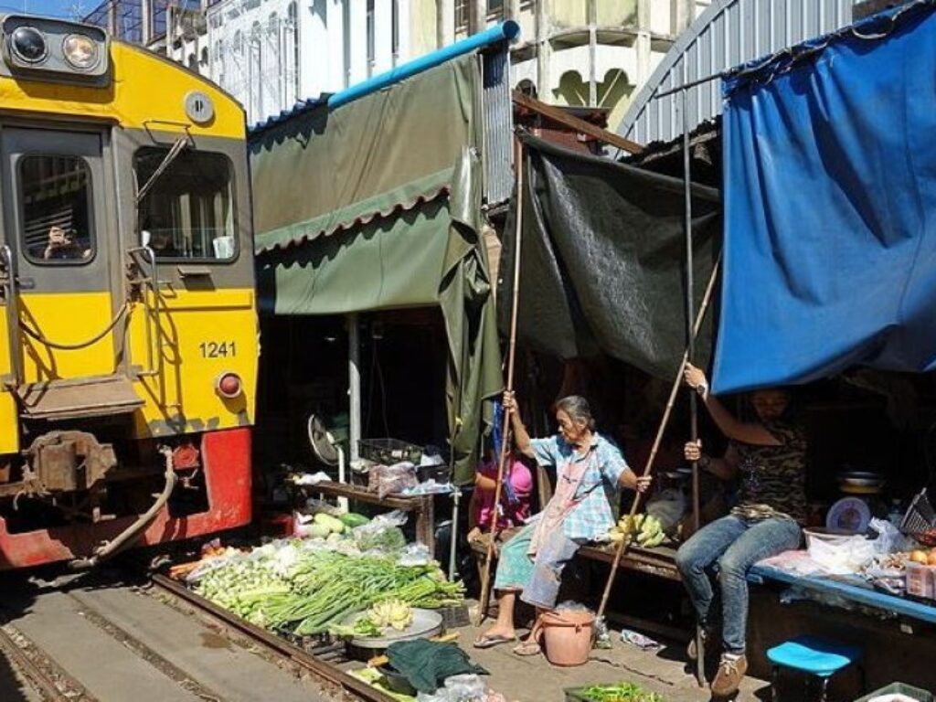 FOTO: Belanja di Pasar Paling Berbahaya di Dunia, Maeklong Railway Market