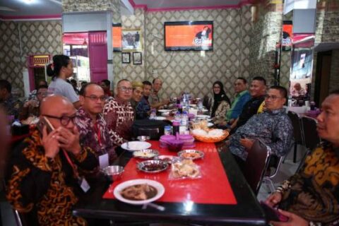 Hadiri Pertemuan KKSS Bugis, Wali Kota Ajak Menpan Nikmati Pallukaloa