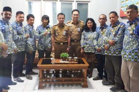 Camat Serahkan Seragam KPM Kecamatan Makassar