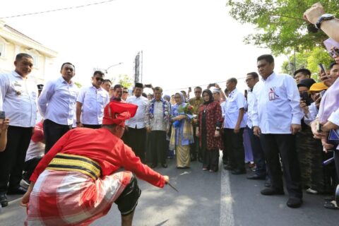 Walikota dan SKPD Kota Makassar Kompak Kenakan Baju Putih Jemput JK