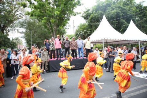 Keindahan Sutra Warnai Kostum Karnaval Seni dan Budaya Sulsel