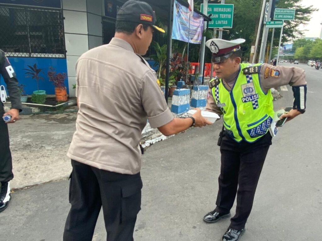 Maknai Jumat Berkah, Kapolrestabes Makassar Berbagi Sarapan
