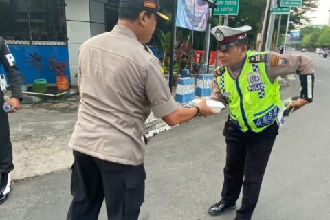 Maknai Jumat Berkah, Kapolrestabes Makassar Berbagi Sarapan