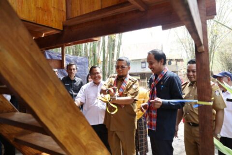 Iqbal Suhaeb Resmikan Tiga Rumah Panggung Swadaya Masyarakat