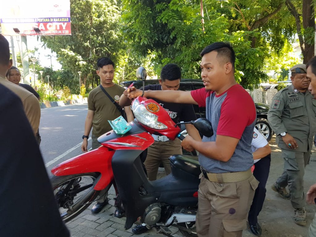 Tim Gabungan Dishub dan Satpol PP Kota Makassar Tertibkan Ratusan Roda Dua