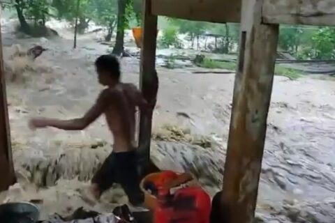 Banjir di Barru Isolir Satu Desa, Warga Dievakuasi