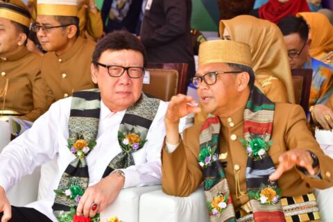 HUT Barru, Gubernur Sulsel Disambut Tari Mappadendang
