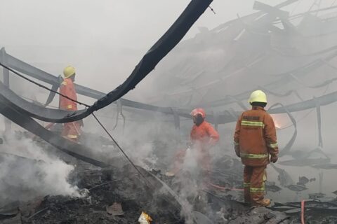 Kebakaran Gudang, Dua Petugas Pemadam Terluka