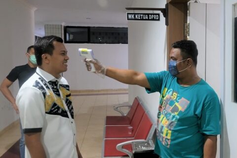 Tetap Berkantor, Nurhaldin Inisiatif Siapkan Alat Pendeteksi Suhu Tubuh dan Desinfektan