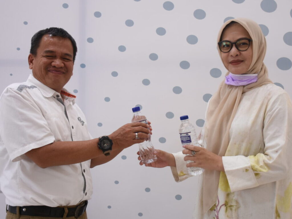 Ketua DPD NasDem Makassar Bagikan Desinfektan di Unhas