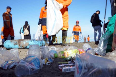 FOTO: 52 Komunitas Bersihkan Sampah Plastik di Pantai Tanjung Bayang