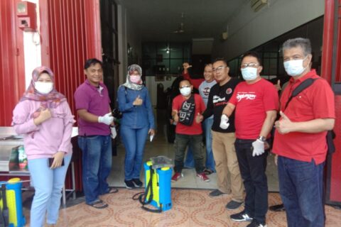 Cegah Covid-19, PDIP Sulsel Semprot Desinfektan, Bagikan Sarabba, Telur, Hand Sanitizer dan Leaflet