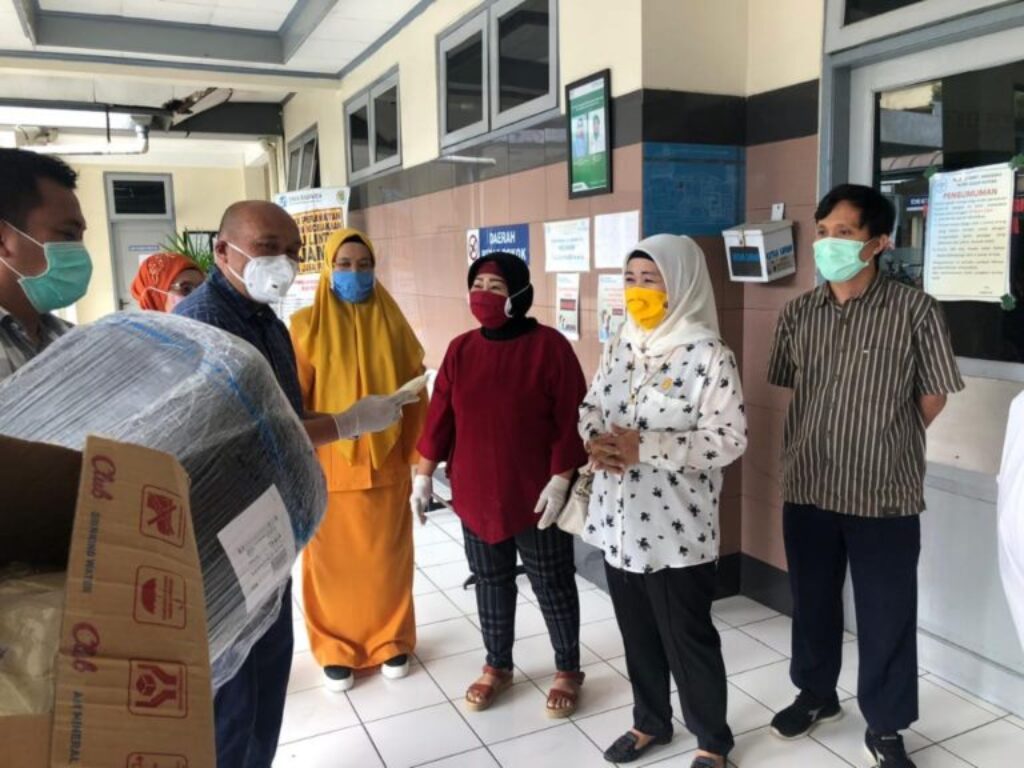 Nurul Hidayat bagikan APD di Sejumlah Rumah Sakit Makassar