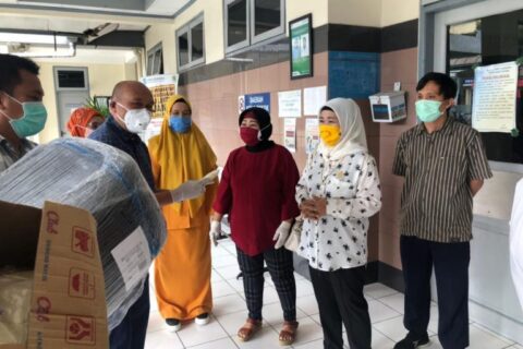 Nurul Hidayat bagikan APD di Sejumlah Rumah Sakit Makassar