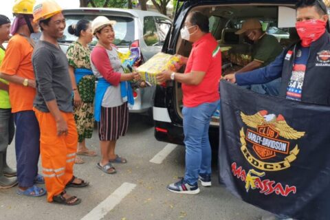 HDCI Makassar Bagikan Sembako ke Masyarakat Terdampak Covid-19