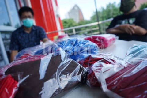 IKA MAN 2 Makassar Bagikan Paket Buka Puasa dan Masker