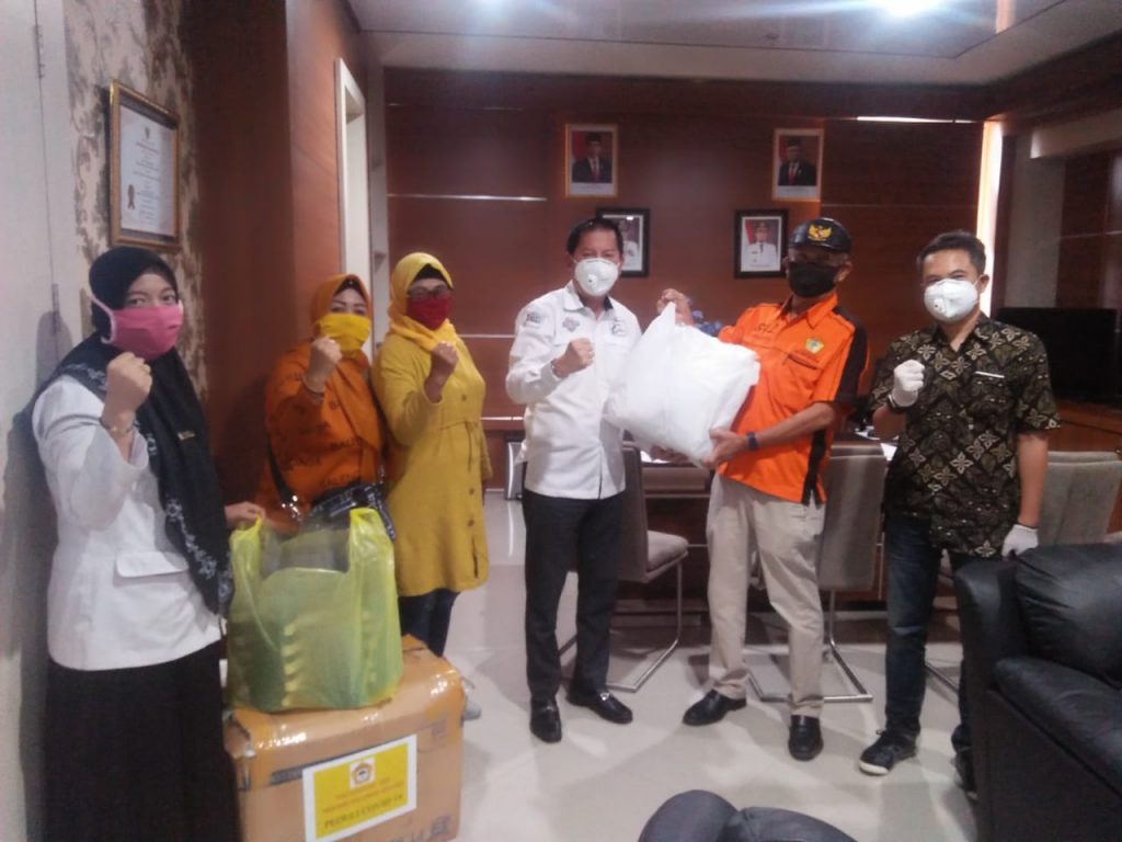 Kosgoro Sulsel Serahkan APD ke 2 RS dan 23 Puskesmas