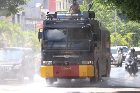 Polda Sulsel Kerahkan Tujuh Water Canon Semprot Disinfektan di Makassar