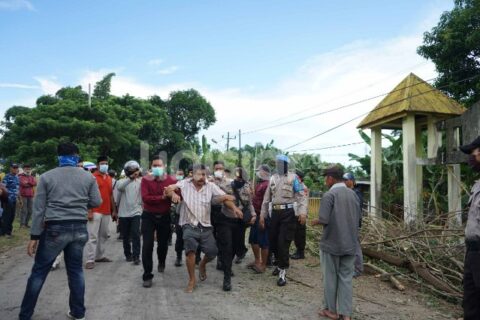 FOTO: Protes Warga Sekitar Lokasi Pemakaman Covid-19