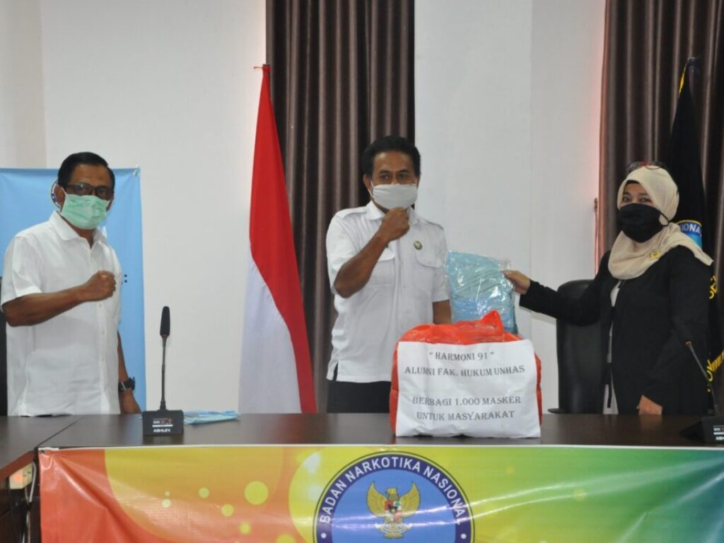 Alumni Fakultas Hukum Unhas 91 Salurkan Bantuan APD Lewat BNNP Sulsel