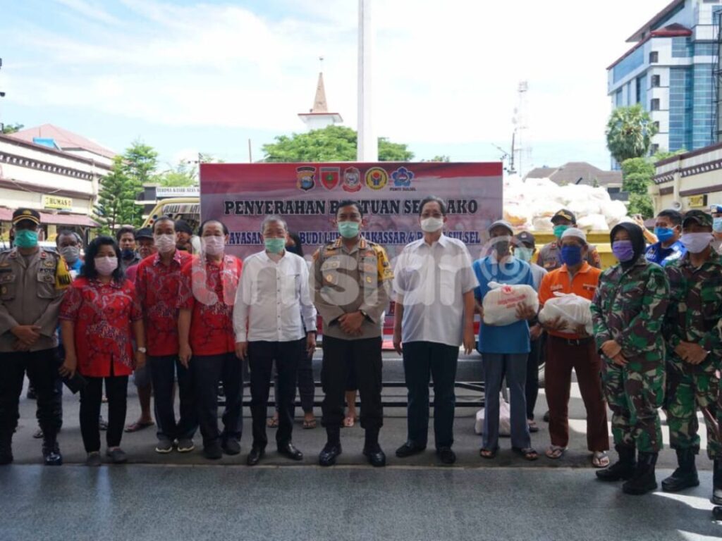 FOTO: Polrestabes Makassar Salurkan Bantuan Kebutuhan Pokok