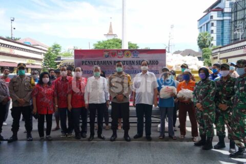 FOTO: Polrestabes Makassar Salurkan Bantuan Kebutuhan Pokok