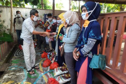 Aksi Kemanusiaan, Arum Spink Bagikan Ribuan Masker dan Hand Sanitizer