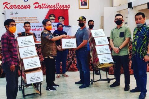 Covid-19, Kejati Serahkan 200 Dus Mie Instan ke Pemprov Sulsel