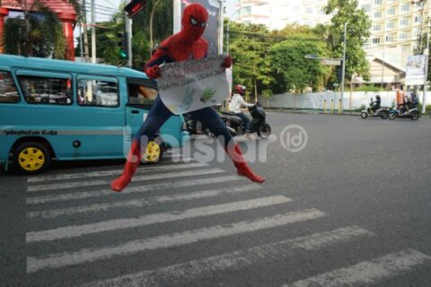FOTO: Superhero Ajak Warga Waspada Penyebaran Corona