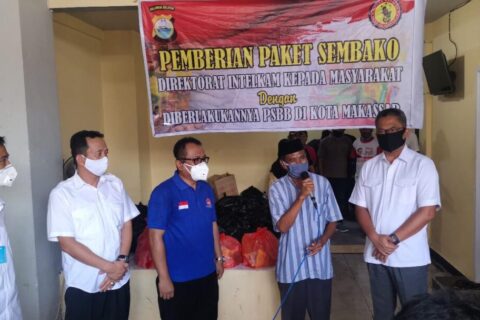 Peduli Covid-19, Dirintelkam Polda Sulsel Bagikan Sembako ke Buruh
