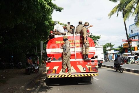 FOTO: Melanggar PSBB, Puluhan Toko Disemprot Air