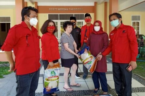 Fraksi PDI Perjuangan DPRD Makassar Bagi Sembako