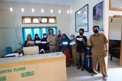 Periksa Kinerja Honorer Kelurahan, FKJ Sekaligus Serahkan Bingkisan Lebaran