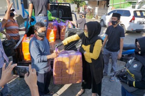 Debbie Rudal Berbagi Takjil dengan Warga Jalan Rudal