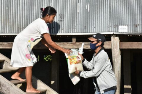 Relawan Supriansa di Soppeng Membagikan Sembako
