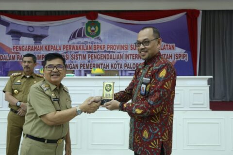 BPKP Sulsel Serahkan Dua Sertifikat ke Pemkot Palopo