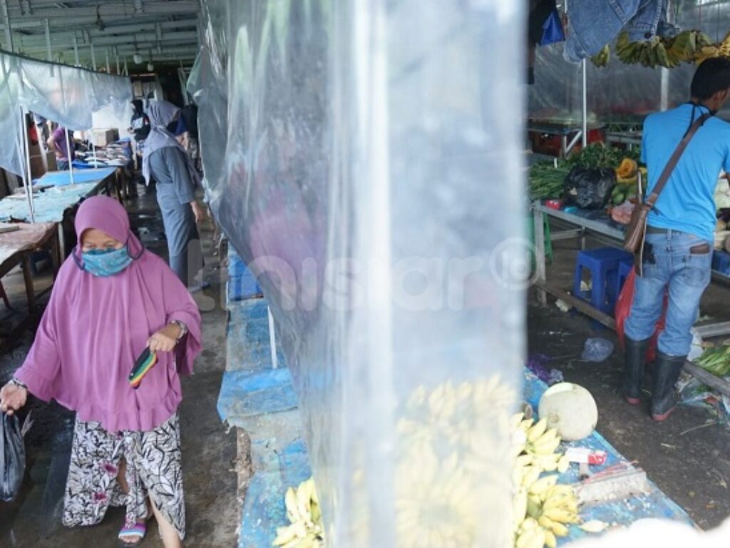 FOTO: Pasar Ini Gunakan Pembatas Plastik, Antisipasi Penyebaran Covid-19