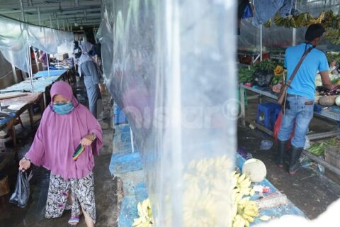 FOTO: Pasar Ini Gunakan Pembatas Plastik, Antisipasi Penyebaran Covid-19