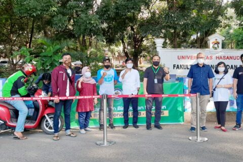 IKAIE FEB-Unhas Bagikan Ratusan Bingkisan Lebaran