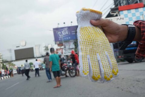 FOTO: Pakai Sarung Tangan Saat Pandemi Corona