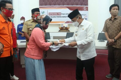Wali Kota Palopo Serahkan Bantuan Tunai ke Keluarga Penerima Manfaat