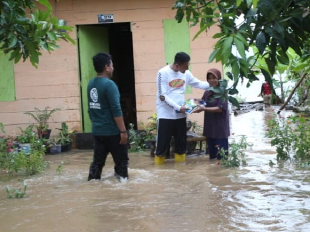 FKJ Bagikan Beras ke Warga Korban Banjir di Telluwanua