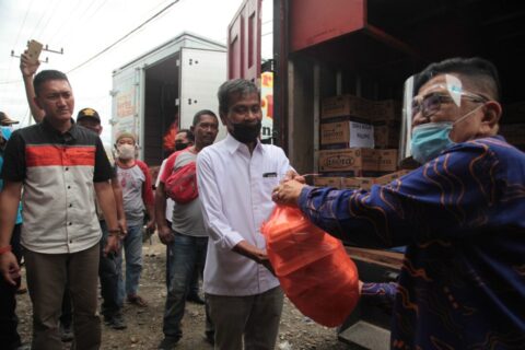 Turut Berduka, HM Judas Amir Serahkan Bantuan untuk Korban Banjir Luwu Utara