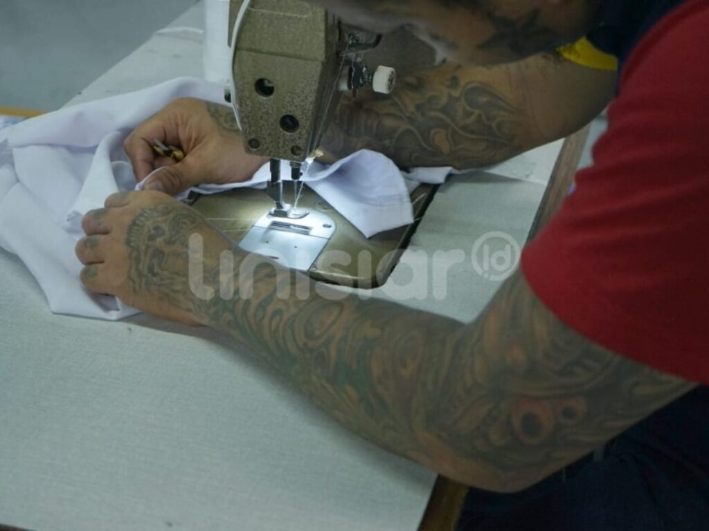 FOTO : Warga Binaan Lapas Makassar Buat APD untuk Tenaga Medis