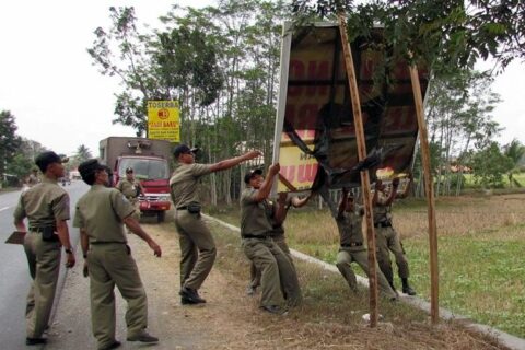 Bapenda Palopo dan Satpol PP Tertibkan Reklame Melanggar
