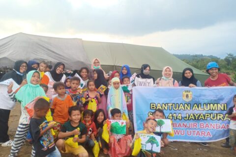 Kompala Unifa Ajak Anak-anak Korban Banjir Bandang Luwu Utara Menggambar dan Mewarnai