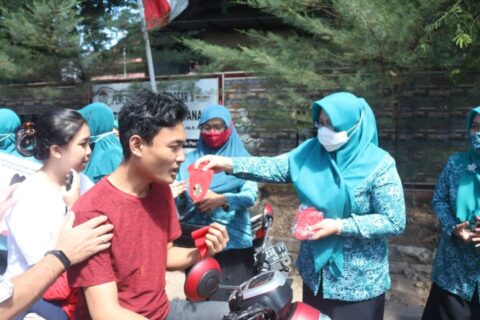 Ikut Serentak “Gebrak Masker” Ketua TP PKK Salurkan 5 Ribu Masker